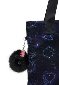 Czarna torba na ramię z galaktycznym wzorem, na którym znajdują się niebieskie gwiazdy. Zawiera odpinany czarny futrzany breloczek w kolorze czerwonym.