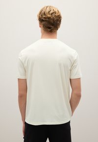 Lichtbeige short-sleeve t-shirt met een ronde hals en een gladde textuur, met een relaxte pasvorm en een nette zoom.