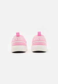 Les baskets Pink Moon Boot présentent une tige en matériau lisse, un talon rembourré et une semelle blanche avec une semelle extérieure noire. Lettrage audacieux à l'arrière.