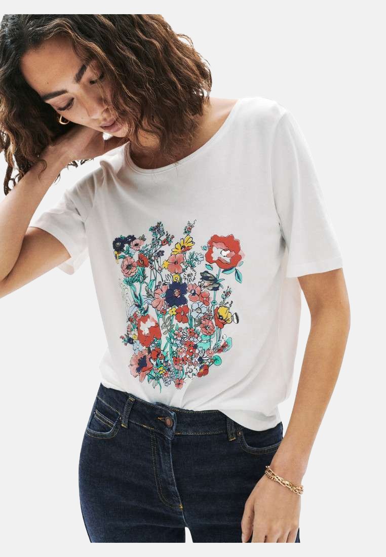 Witte katoenen T-shirt met een kleurrijk bloemenpatroon in verschillende kleuren en vormen, korte mouwen en een ontspannen pasvorm.