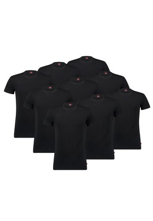 Schwarze T-Shirts mit kurzen Ärmeln und rundem Halsausschnitt. Glatte Textur; 10 Shirts in überlappenden Schichten angeordnet. Rotes Markenetikett am unteren Ende.