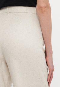 Vero Moda Tall VMSOFFIE WIDE  - Pantalon classique - birch