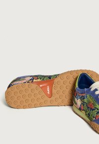 Sneaker colorati con motivi floreali sulla parte superiore in tessuto, suola in gomma e accentuazioni a contrasto. Presentano una chiusura con lacci e il marchio HOFF.