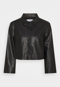 Giacca nera in pelle sintetica tagliata, con colletto a punta, chiusura frontale con bottoni e maniche lunghe. Texture liscia e linee pulite.