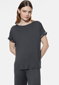 Krótki rękaw, szary top z miękkiego, lekkiego materiału o luźnym kroju i okrągłym dekolcie. Subtelne podwinięcia rękawów dodają detalu.