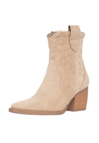 Botín de ante beige hasta el tobillo con puntera afilada, patrones de costura lateral y tacón apilado. Incluye una cinta en la parte posterior para facilitar su puesta.