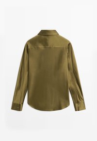 Camicia lunga a maniche con colletto in satin verde oliva, con yoke posteriore e polsini con bottone. Tessuto liscio con orlo curvo e silhouette slim.