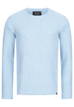 Pull long bleu clair, texture tricotée, col rond, avec une petite étiquette de marque noire en bas.