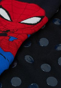 Červeno-modré pletené ponožky se vzorem Spidermana, s lesklými tmavě modrými puntíky na černém pozadí. Měkká textura s elastickým lemem.