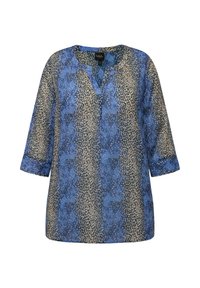 Blusa blu a fantasia con scollo a V, maniche tre quarti e una texture leggera e liscia, caratterizzata da design astratti in crema e blu scuro.
