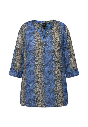 Niebieska bluzka w wzory z dekoltem w serek, rękawami o długości trzech czwartych oraz lekką, gładką strukturą, na której znajdują się abstrakcyjne kremowe i ciemnoniebieskie wzory.