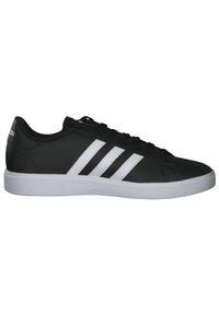 Zwarte sportieve schoenen met een gladde synthetische bovenkant, voorzien van drie witte strepen aan de zijkant, een witte zool en een vetersluiting.