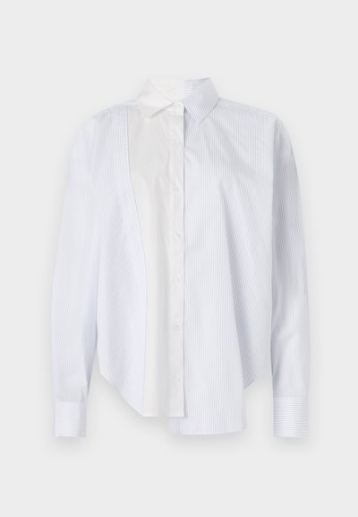 Camicia a maniche lunghe a righe blu chiaro e bianco, caratterizzata da un tessuto bianco solido a contrasto su un lato, colletto classico.
