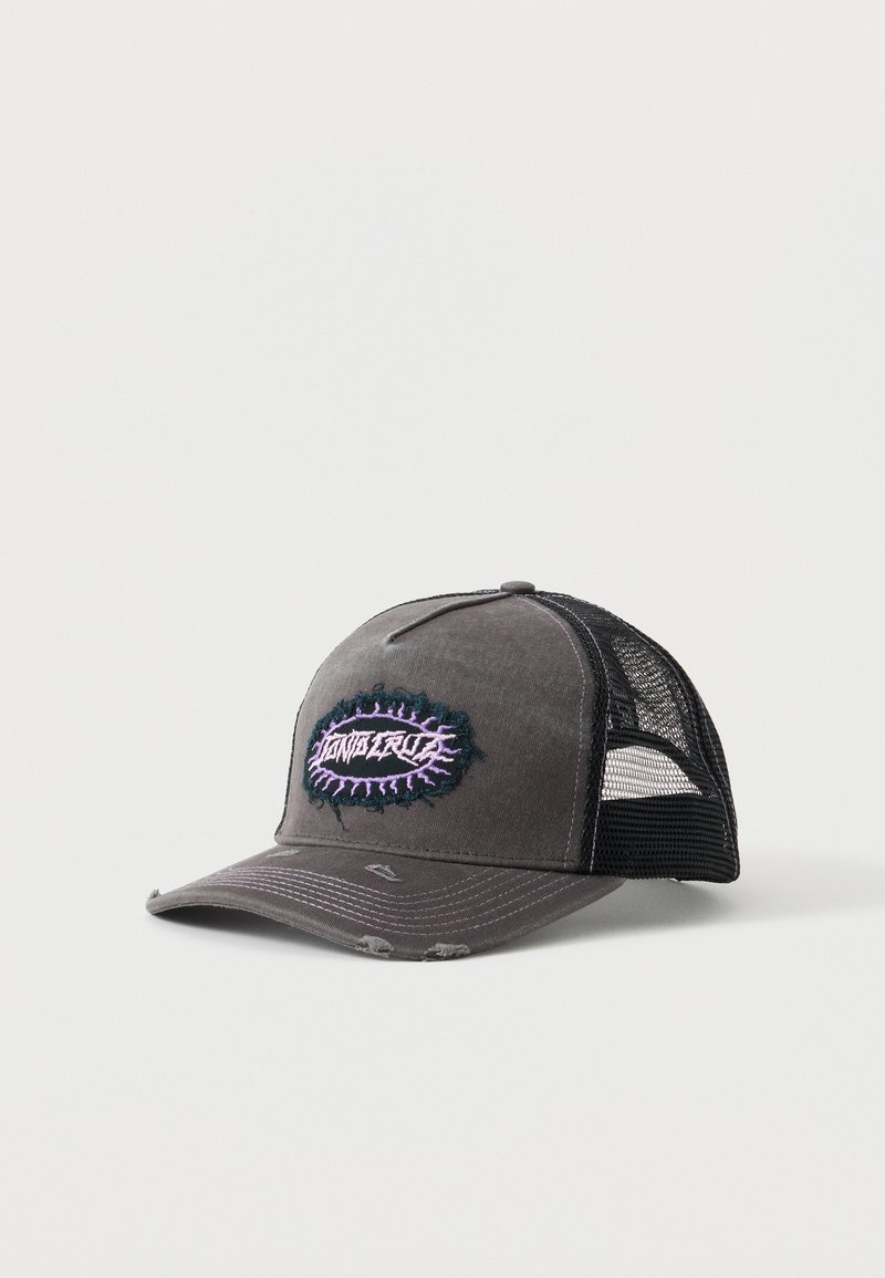 Σκούφος dark gray τύπου trucker με μαύρο πλέγμα στο πίσω μέρος, φθαρμένες λεπτομέρειες στο γείσο και οβάλ μπαλώματα με μοβ φλόγες και λευκό κείμενο στο μπροστινό πάνελ.