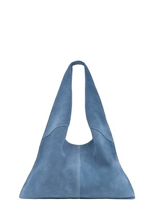 Sac à main en daim bleu avec une large bandoulière et une ouverture en forme de croissant, avec des coutures visibles le long des bords.