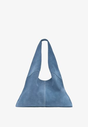 Sac à main en daim bleu avec une large bandoulière et une ouverture en forme de croissant, avec des coutures visibles le long des bords.