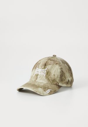 Casquette de baseball à motif camouflage avec texte brodé blanc à l'avant et un petit symbole blanc sur le côté droit de la visière.