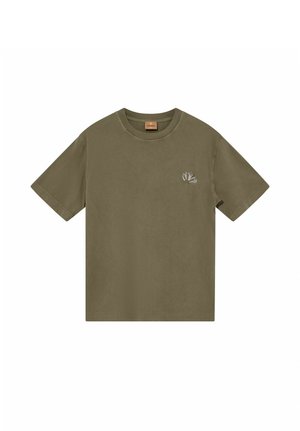 Olívazöld rövid ujjú póló kerek nyakkivágással és egy kis, elvont hímzett mintával a bal mellrészen.