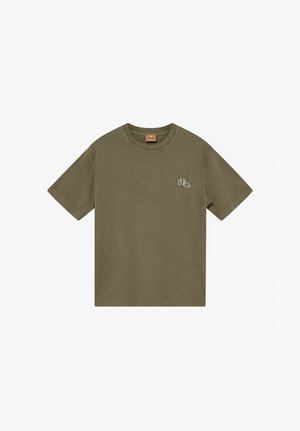 Olívazöld rövid ujjú póló kerek nyakkivágással és egy kis, elvont hímzett mintával a bal mellrészen.