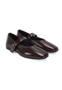 Burgunderfarbene Lackleder-Schuhe mit runder Zehe, flachem Absatz und einem dekorativen Knöchelriemen mit Schnallenverschluss.