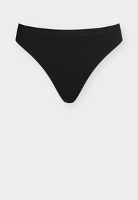 Μαύρο αόρατο στρινγκ εσώρουχο με ψηλό κόψιμο σε απλό ανοιχτό γκρι φόντο, με όψη από μπροστά.