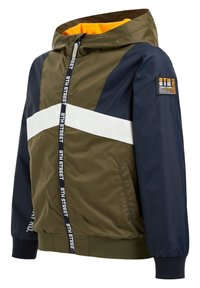 Olivově zelená a námořnická bunda s kapucí, s bílým vodorovným pruhem, žlutým podšívkou, předním zipem a pruhovaným logem na zipu.
