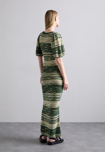 Abito lungo aderente con pattern a onde verde e beige, tessuto a maglia testurizzato, maniche corte a palloncino e scollatura a barco.