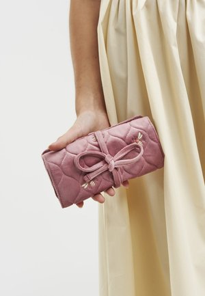 FABLE ENGLAND, PINK ROSE QUILTED BEE JEWELLERY ROLL - Neceser - pink