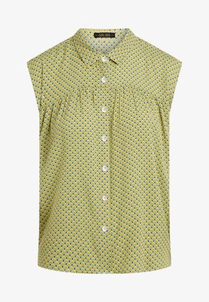 Camisa de manga corta con botones en color verde, con un patrón repetitivo de conchas en azul, que presenta tela fruncida a lo largo del pecho y un cuello clásico.