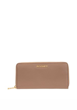 Cartera de cuero marrón texturizado con cremallera dorada y logo de Bogner centrado en la parte frontal.