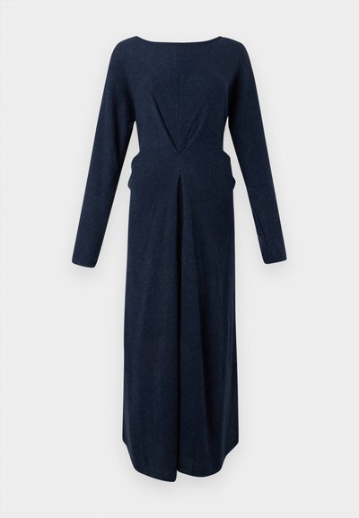 Temno moderna obleka z dolgimi rokavi, širokim ovratnikom, oprijetim pasom in osrednjim razporkom, izdelana iz mehkega teksturiranega blaga.