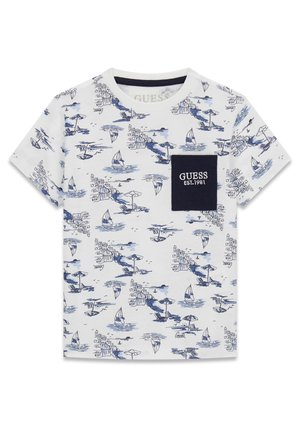 Weißes T-Shirt mit kurzen Ärmeln, verziert mit blauen, maritim inspirierten Skizzen und einer dunkelblauen Brusttasche mit der Aufschrift "GUESS EST. 1981."