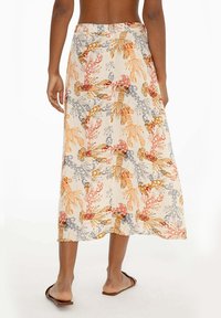 Dlouhá, splývavá sukně vyrobená z lehké látky, s béžovým podkladem a barevnými vzory humrů a mušlí v oranžové a šedé barvě.