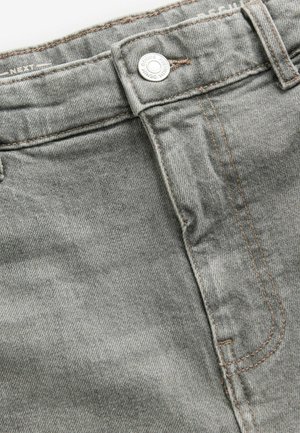 Grå denim jeans med en glat tekstur, der har en sølvfarvet knaplukning, kontrastsyede sømme og et klassisk fem-lomme design.