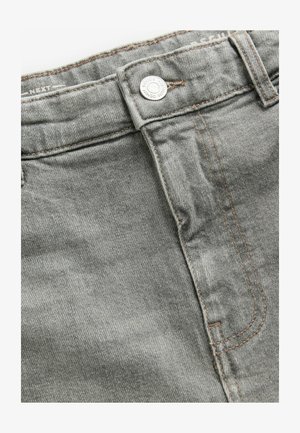 Jeans in denim grigio con una texture liscia, dotati di una chiusura con bottone argenteo, cuciture a contrasto e un classico design a cinque tasche.