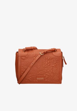 Sac bandoulière en cuir tanné couleur tabac avec motifs floraux embossés, bandoulière réglable, et détails en métal doré sur la fermeture éclair et la boucle.