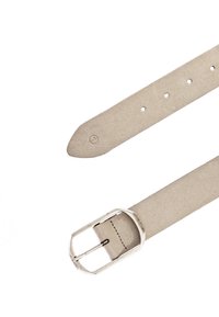 Cinturón de ante beige con una hebilla de metal plateado en forma octagonal. Presenta múltiples agujeros de ajuste a lo largo de la correa para la personalización del tamaño.