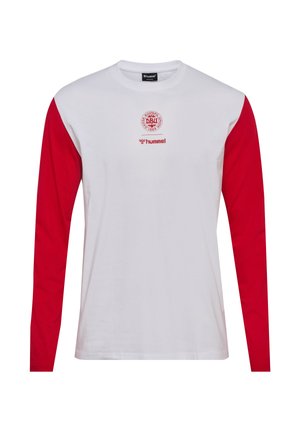 Weißes Langarmhemd mit roten Ärmeln, Logo des Dänischen Fußballverbands und rotem Hummel-Markenlogo auf der Brust.
