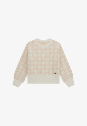 Maglione lavorato a maglia color crema con un sottile motivo geometrico beige, polsini e orlo a coste e un piccolo emblema a forma di cuore nero vicino all'orlo.