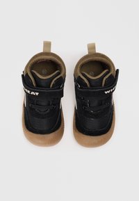 Sneaker per bambini neri e marroni con tomaia testurizzata, strap in velcro e suole in gomma con motivo a coste.