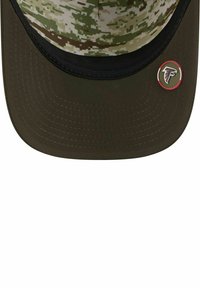 Grüne Camouflage-Mütze mit einem schwarzen Schirm, die vorne ein rundes aufgesticktes Logo trägt. Die Textur ist glatt mit genähten Details.