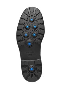 Suela de goma negra con una superficie texturizada, que presenta seis acentos circulares azules y orificios de ventilación. Logo de Geox grabado.