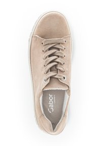 Sneaker in suede beige con punta rotonda, lacci in tessuto e interno imbottito. Presenta una suola in gomma bianca e un logo argentato sulla soletta.