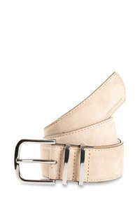 Suède riem in licht beige met een gladde textuur en een zilveren metalen gesp. Voorzien van twee tongen en zichtbare stiksels aan de randen van de riem.