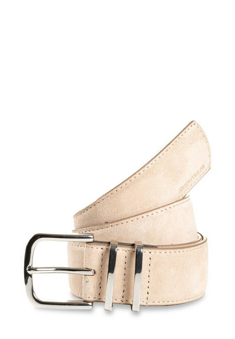 Suède riem in licht beige met een gladde textuur en een zilveren metalen gesp. Voorzien van twee tongen en zichtbare stiksels aan de randen van de riem.