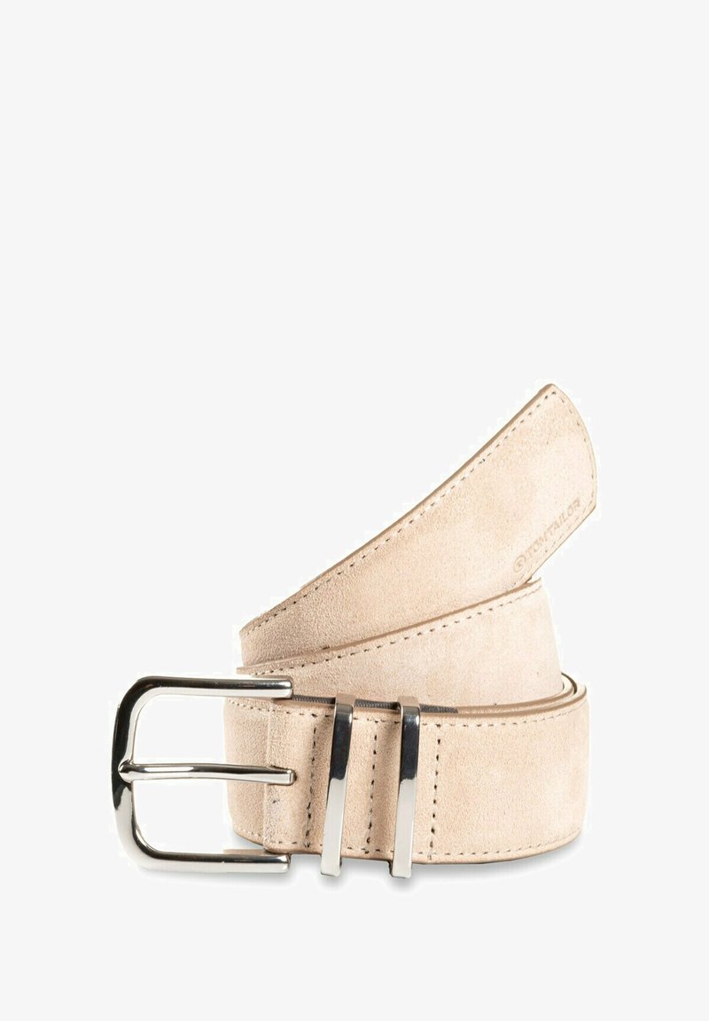 Suède riem in licht beige met een gladde textuur en een zilveren metalen gesp. Voorzien van twee tongen en zichtbare stiksels aan de randen van de riem.