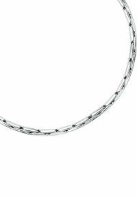 Sølv metal halskæde med et sammenkoblet design og langstrakte, flade former. Glat tekstur med en skinnende finish. Kantdetaljer fremhæver håndværket.