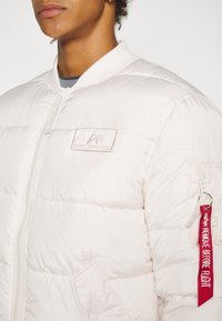 Alpha Industries MA-1 PUFFER BOMBER - Bombera - jet stream white