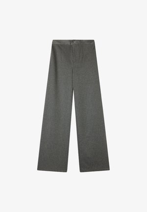 Pantaloni grigi a gamba larga con un sottile motivo a righe, chiusura con bottone e due tasche frontali. Realizzati in un morbido tessuto testurizzato.