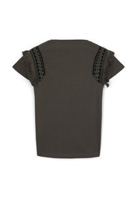 T-shirt a maniche corte verde oliva con motivi neri sfrangiati sulle spalle. Tessuto morbido, vestibilità comoda, scollatura arrotondata e orlo dritto.